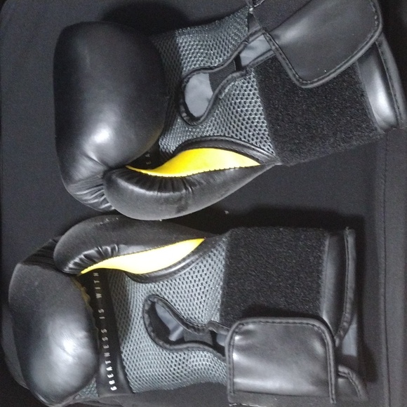Boxing gloves - Picture 2 of 4